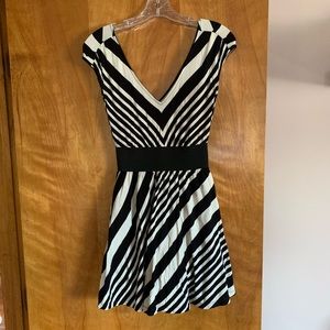 Black and White Guess Dress 🖤